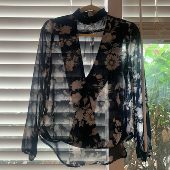 Sheer Blue and White Floral LF Top - Picture 7 of 9